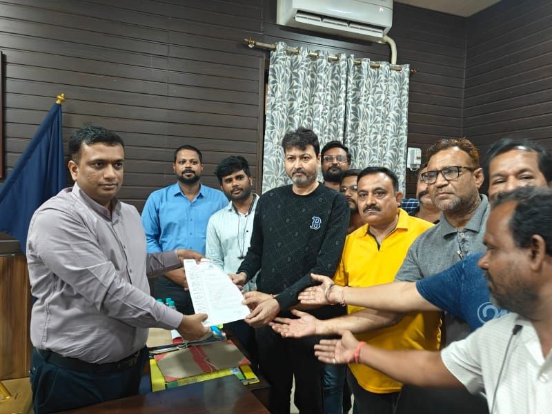 अदानी के गुंडों का आतंक: पत्रकारों पर हमला, पुलिस की खामोशी लोकतंत्र पर काला धब्बा । 2 img 20250822 wa029719117385626721824