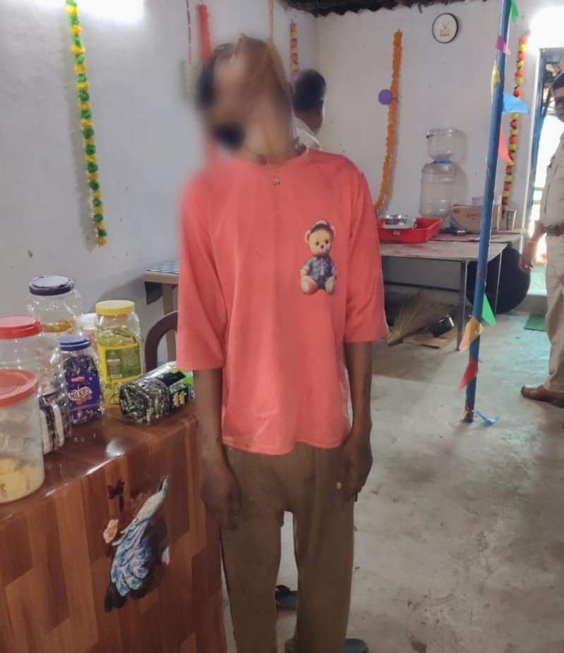 बंद कैंटीन में युवक की फांसी से मौत! सुबह दरवाजा खुला तो अंदर का मंजर देख दंग रह गए लोग… इलाके में मचा हड़कंप। 2 img 20251108 wa00098233748437936785362