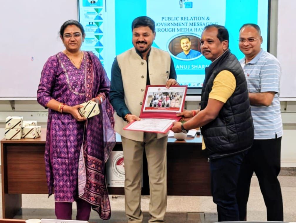 IIM रायपुर में जशपुर जिपं अध्यक्ष सालिक साय का सम्मान। 2 img 20251206 wa00054526397276318561743